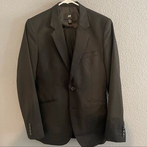 This suit is in good condition, Worn about 3 times. Just sitting in my closet